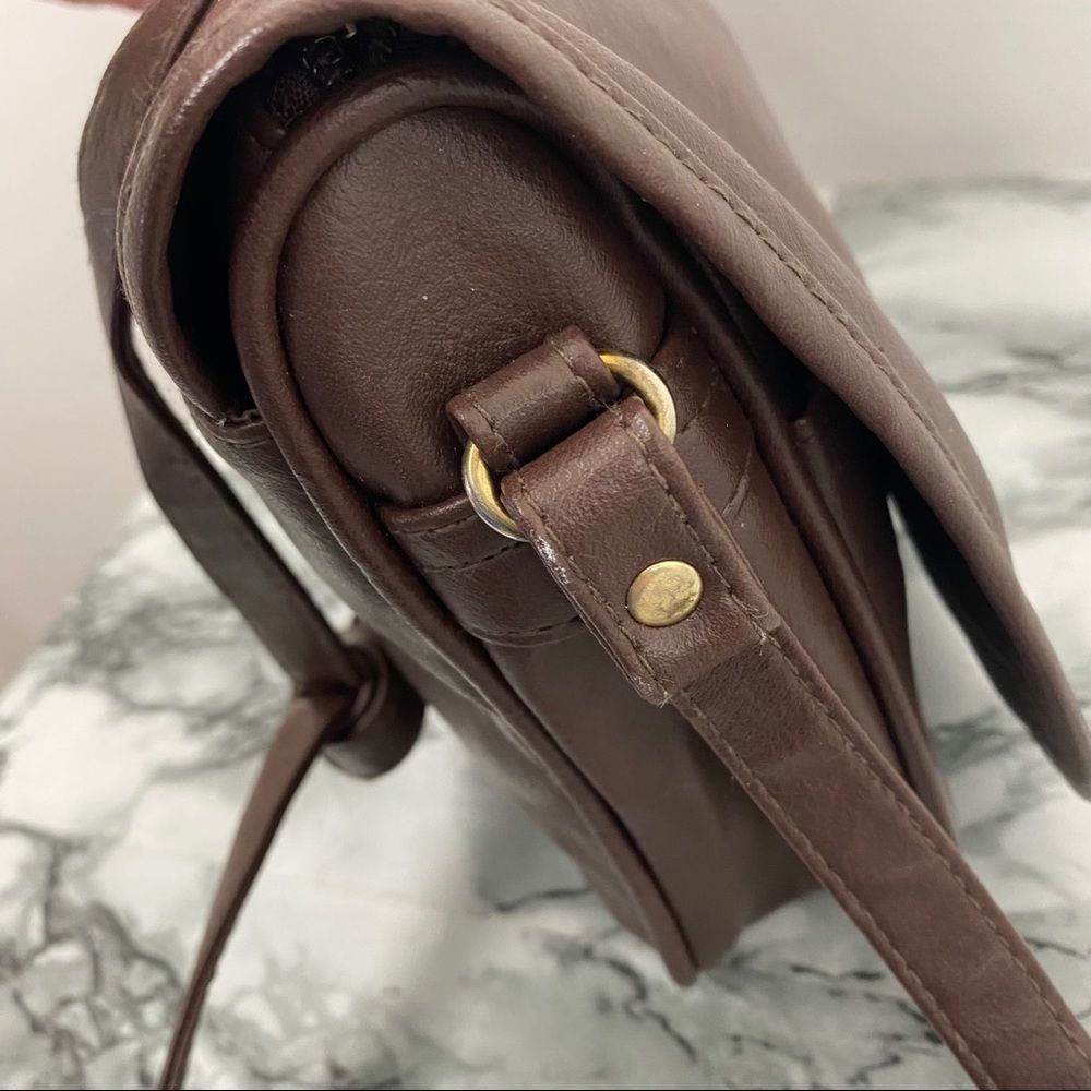 Purse over the shoulder color brown has no brand. - Picture 8 of 10